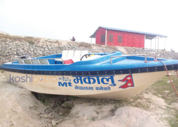 सरकारको बोट कोशी बगरमा अलपत्र