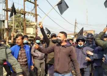 विरोध प्रदर्शनमा उत्रिएका प्रचण्ड-माधव पक्षधर कार्यकर्ताले कालो झण्डा देखाउँदै