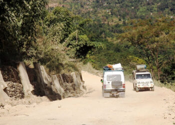 मेची लोकमार्गस्थित माईखोला – राजदुवाली खण्डको सडक भास्सिने क्रम अझैँ रोकिएन्