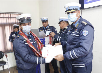 ट्राफिक प्रहरीलाई एक कार्यक्रमबीच सम्मान