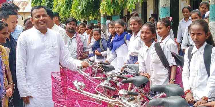 नारी दिवसको अवसरमा धनुषामा १५ सय छात्रालाई साइकल वितरण