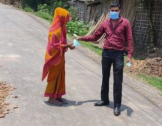 शहरमा होइन गाउँ घर गएर युवा संघका संयोजक रमेशले गरे माक्स वितरण