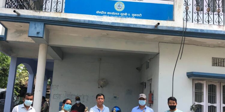 नेतृ भगवती द्धारा इनरुवा अस्पताल सुनसरीलाई चार थान अक्सिजन सिलिण्डर हस्तान्तरण