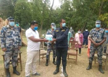 प्रहरी र संचारकर्मीलाई स्वास्थ्य सामग्री बितरण