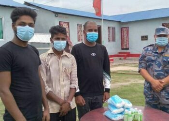 सुरक्षाकर्मीहरूलाई स्वास्थ्य सामग्री हस्तान्तरण