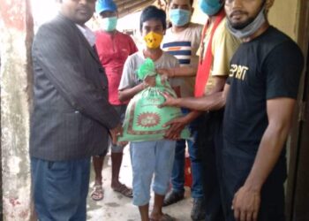 खाद्यान्न सामाग्री बितरण गर्न संयोजक गुनानन्द महतो घरदैलोमा