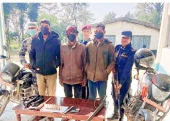 भजनीबाट बन्दुक सहित ३ जना पक्राउ
