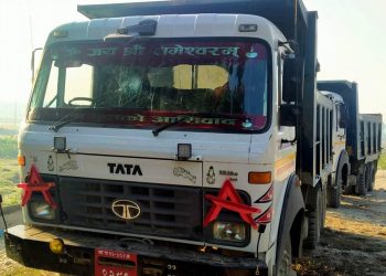 बाटो छेकेर तीनवटा टिपरमा तोडफोड