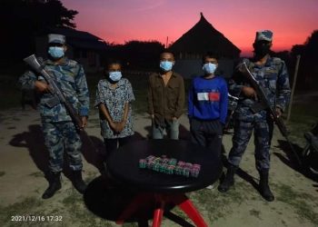 प्रतिबन्धित औषधिसहित तीन जना पक्राउ