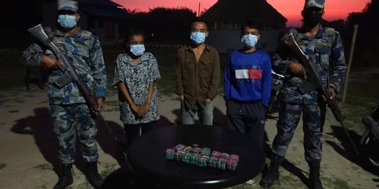 प्रतिबन्धित औषधिसहित तीन जना पक्राउ