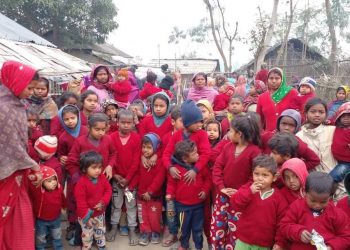 मुसहरी बस्तीमा ९० जना बालबालिकाहरुलाई स्वीटर वितरण