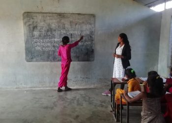 मुसहर समुदायकी छोरी कालो अक्षर लेखेर पढ्ने धोको मेट्दै