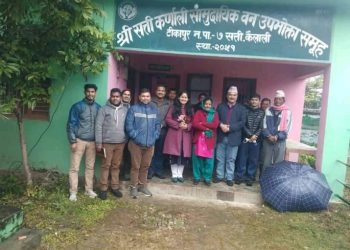 सत्ति कर्णाली सामुदायिक वनले जेष्ठ नागरिकलाई नि:शुल्क दाउरा वितरण गर्दै