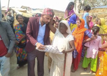 समाजसेवीहरुले बाडे एकल महिलालाई साडि