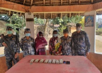 महिलाले गुप्ताङ्गमा लुकाएर राखेको छ लाख रूपैयाँ बरामद