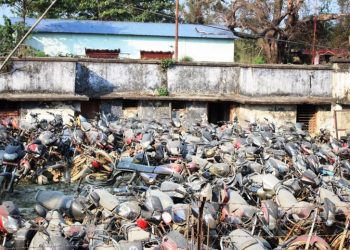 राजविराज भन्सार कार्यालयको लापरवाहीका कारण थन्किएर कबाडी बन्दै