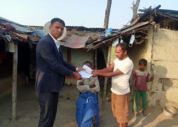 क्यान्सर पीडितलाई कर्मचारीहरूले गरे आर्थिक सहयोग