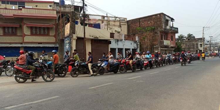 पेट्रोल पम्पमा तेल हाल्न घन्टौं पालोमा बस्नुपर्दा उपभोक्तालाई सास्ती