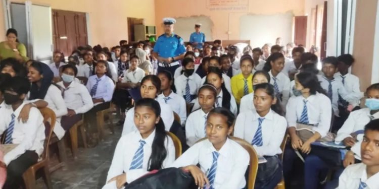 सवारी दुर्घटना न्यूनिकरण गर्न विद्यार्थीहरूलाई ट्राफिक सचेतना