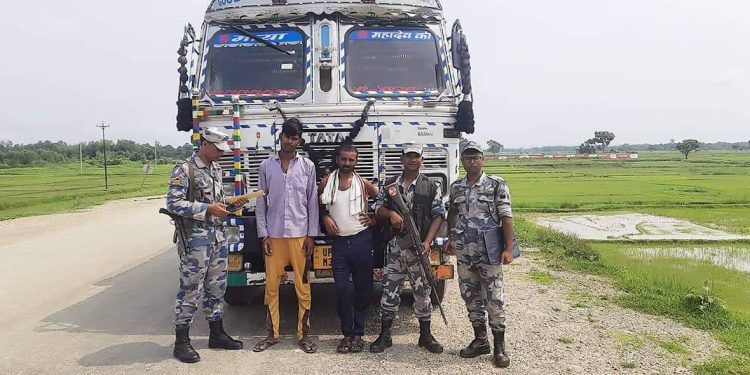 करोडौंको अबैध समान सहित एक भारतीय ट्रक नियन्त्रणमा