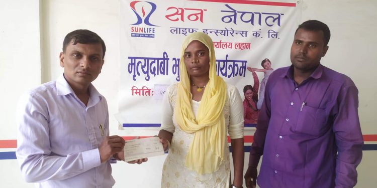 सन नेपालका प्रबन्धक उपेन्द्र नारायण महतोद्वारा पीडित महिलालाई १४ लाख सहयोग