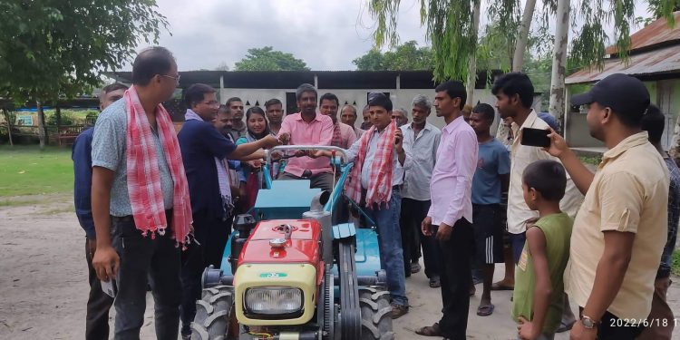 भोक्राहा नरसिंहकाे बलुवाटारमा कृषि उपकरण वितरण