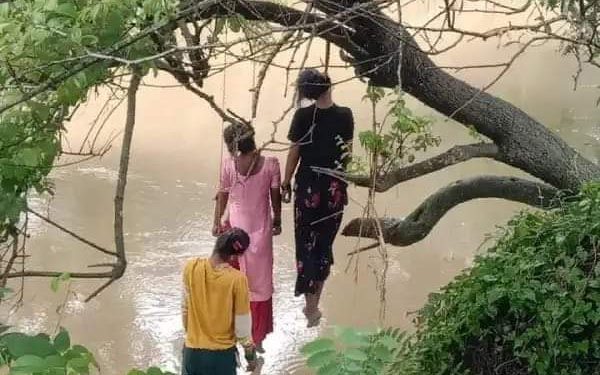 एउटै रुखमा झुन्डिएको अवस्थामा तीन किशोरी मृत फेला