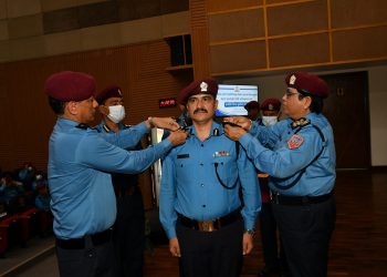 प्रहरी अधिकृतहरूलाई  प्रहरी महानिरीक्षक धिरज प्रताप सिंहले लगाए दर्ज्यानी चिन्ह
