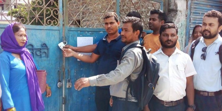 कर्मचारीहरुलाई हटाएपछि, गढी गाउँपालिकामा तालाबन्दी