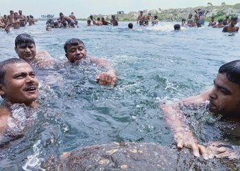 गर्मी छल्न कोशी कटनमा स्नान गर्नेहरुको भिड