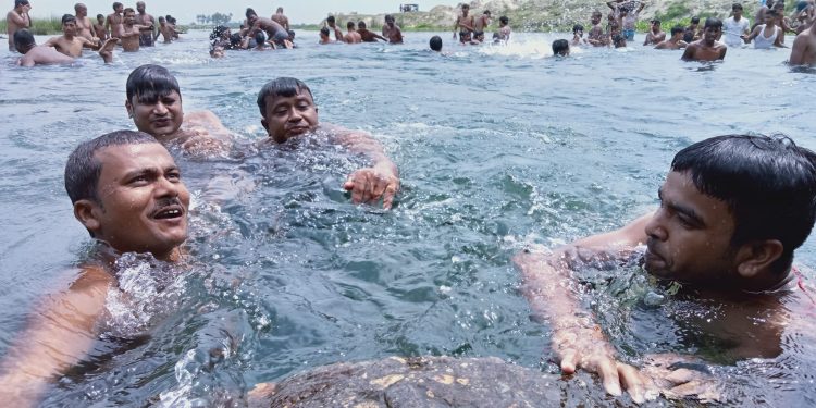 गर्मी छल्न कोशी कटनमा स्नान गर्नेहरुको भिड