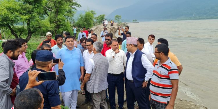 कोसीलाई पश्चिमतर्फ सार्न ‘च्यानल’ खन्न खोज्दा पश्चिम तटमा रहेका स्थानीयहरूले गरे विरोध