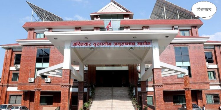 कम्प्युटर अधिकृत ३० हजार घुससहित पक्राउ