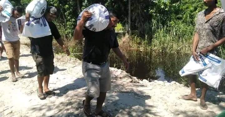 टीकापुरका स्थानीय नदी कटान रोक्न जैविक तटबन्धमा जुटे