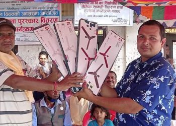 विद्यालय व्यवस्थापन समिति सदस्य जयकृष्ण यादवद्वारा पंखा हस्तान्तरण