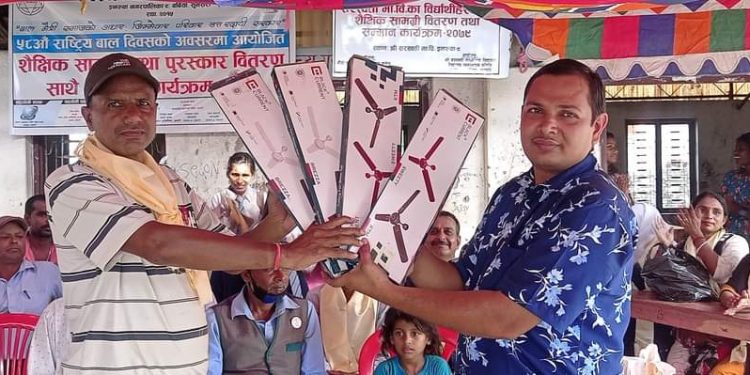 विद्यालय व्यवस्थापन समिति सदस्य जयकृष्ण यादवद्वारा पंखा हस्तान्तरण