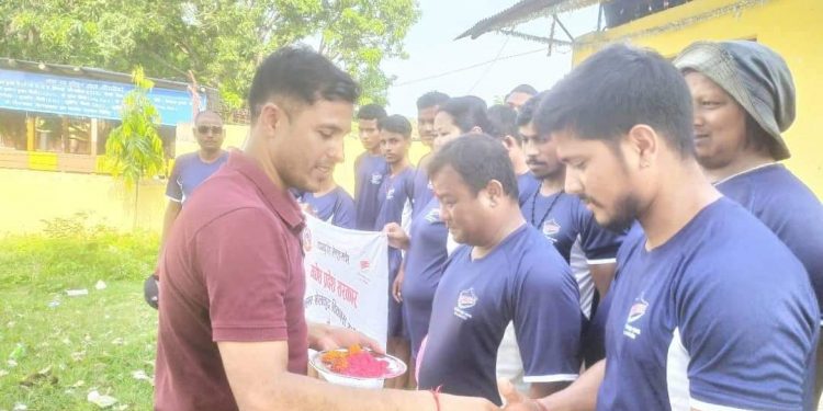 प्रदेश स्तरीय खेलमा भागलिन बिदाई गर्दै अधिकृत दिलिप यादव