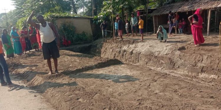 सुनसरीमा जलासयको अभावमा घर अगाडि कृत्रिम पोखरीमा छठ पर्वको तयारी