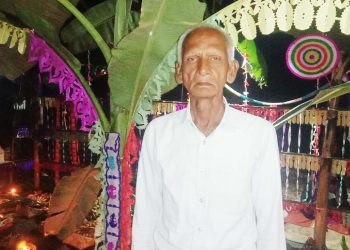 प्रोफेसर यादव जनताको सुख दुख बुझ्दै छठी पुजामा सरिक