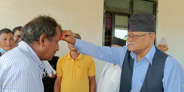 गच्छदार मतदाताको घरदैलोमा मत माग्न व्यस्त