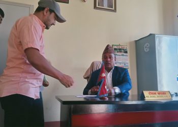 विपन्न परिवारका विधार्थीलाई कक्षा ११ पढ्न वडाको सहयोग