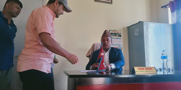 विपन्न परिवारका विधार्थीलाई कक्षा ११ पढ्न वडाको सहयोग