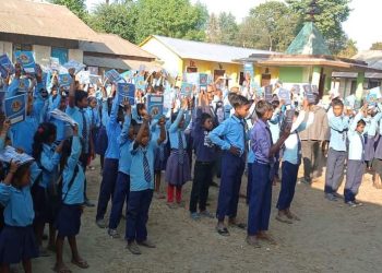 आकाहामा बालबालिकालाई शैक्षिक सामग्री उपहार