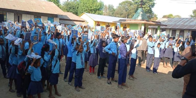 आकाहामा बालबालिकालाई शैक्षिक सामग्री उपहार