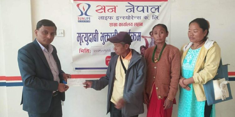 प्रबन्धक महतोद्वारा मृतकको बुवा आमालाई १४ लाख भुक्तानी