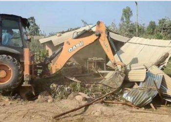 सार्वजनिक जमिन खालि गर्न टिकापुरमा डाेजर शुरु