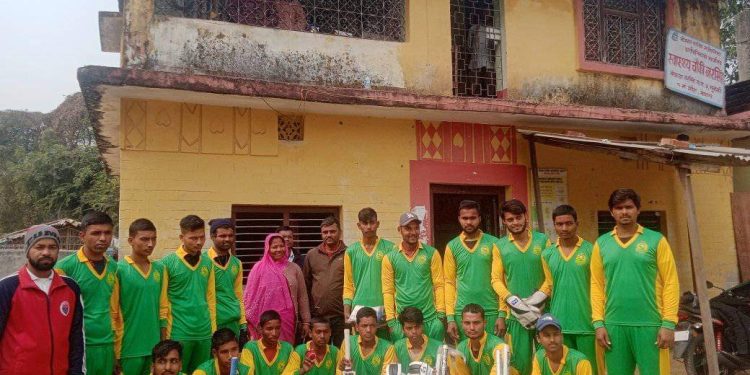 क्रिकेट खेल सामग्री वितरण