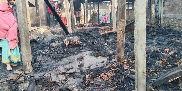 सप्तरीमा आगलागी हुँदा दुई घर जलेर लाखौंको क्षति , दर्जनौं पशु चौपाया जलेर मर्याे