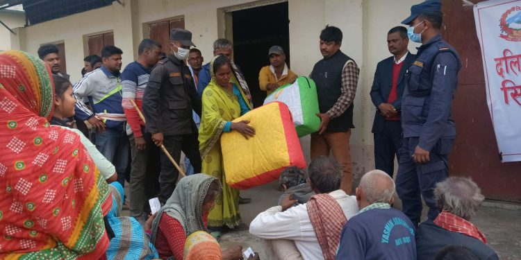 चिसाेबाट जाेगिन गरिब ,बिपन्नलाइ फाइबरकाे सिरक वितरण