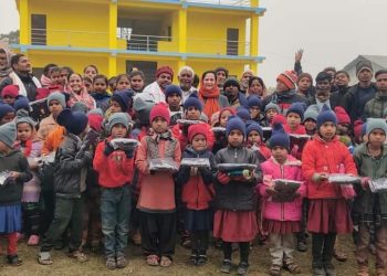 सुस्ता स्थित विद्यालयमा न्यानो कपडा वितरण